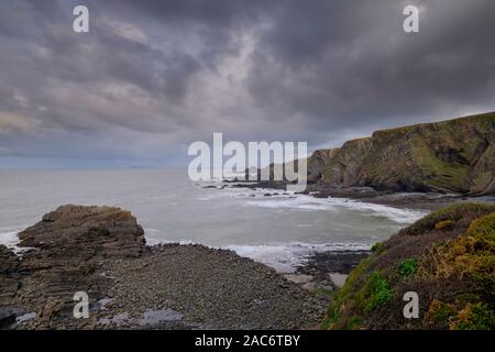 Hartland, Großbritannien - 13 November, 2019: Blick nach Norden entlang der Klippen in Richtung Blagdon Klippen aus Hartland Quay, Devon, Großbritannien Stockfoto