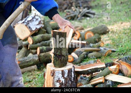 Detail auf eine Axt, Wie schneidet sie Protokolle von Holz in kleinere Stücke Stockfoto