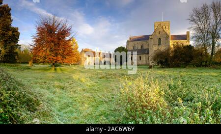 Winchester, Großbritannien - 9 November, 2019: Winter Sonnenaufgang an einem frostigen Morgen im St Cross Hospital, Winchester, Großbritannien Stockfoto