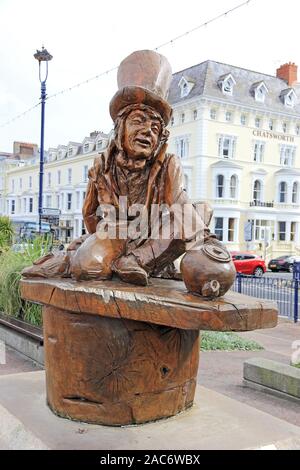 Hölzerne Skulptur Alice im Wunderland verrückte Hutmacher, Llandudno geschnitzt Stockfoto