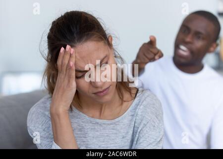 Betonte Frau wandte sich von schreien Ehemann. Stockfoto