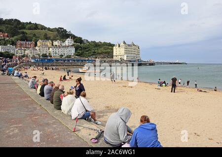 Grand Hotel, Seebrücke und Strand, Llandudno Stockfoto