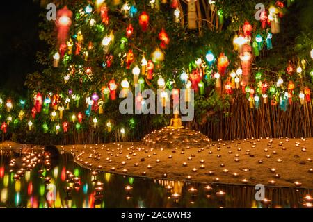 Loi Krathong lantern Festival findet jährlich im November jedes Jahr. Zeigen von Respekt und Verehrung. Festival in Chiang Mai Thailand. Stockfoto