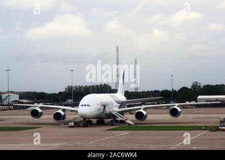 Malasian Airlines Airbus A380 in die Rückführung von Thomas Cook Passagiere nach Zusammenbruch der Thomas Cook, Manchester Airport Stockfoto