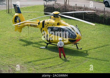 GERA, Deutschland - 29. Mai 2016: Adac Hubschrauber und Krankenwagen Stockfoto