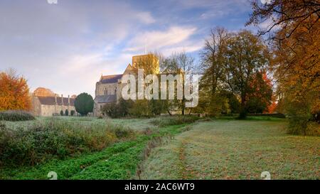 Winchester, Großbritannien - 9 November, 2019: Winter Sonnenaufgang an einem frostigen Morgen im St Cross Hospital, Winchester, Großbritannien Stockfoto