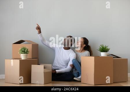 Junge afrikanische amerikanische Mann Ideen Renovierung mit glücklichen Frau. Stockfoto