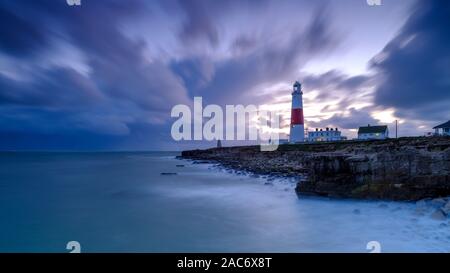 Portland Bill, Großbritannien - 4. November 2019: Portland Bill Light House bei Sonnenuntergang an einem stürmischen Tag Stockfoto