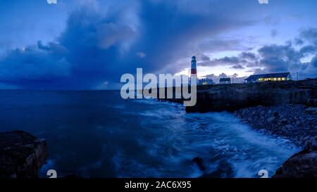 Portland Bill, Großbritannien - 4. November 2019: Portland Bill Light House bei Sonnenuntergang an einem stürmischen Tag Stockfoto