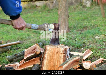 Detail auf eine Axt, Wie schneidet sie Protokolle von Holz in kleinere Stücke Stockfoto