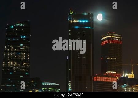 Der Mond über der beleuchteten Autobahn und die Nacht Stadt, Stockfoto