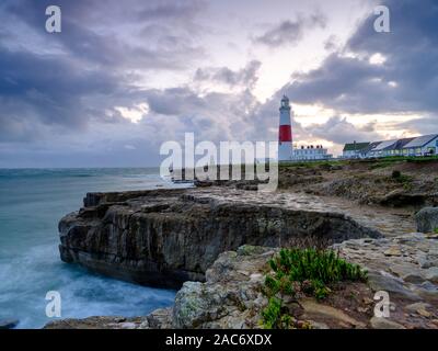 Portland Bill, Großbritannien - 4. November 2019: Portland Bill Light House bei Sonnenuntergang an einem stürmischen Tag Stockfoto