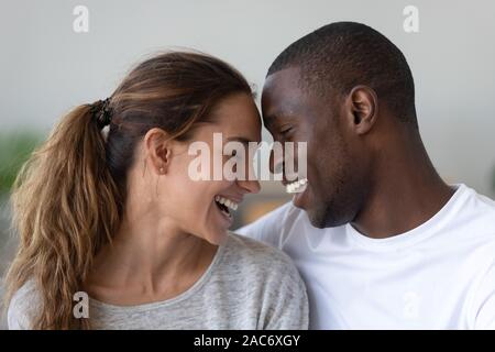 Multirassischen jungen verheirateten Ehegatten Stirn berühren, Demonstration unterstützen. Stockfoto