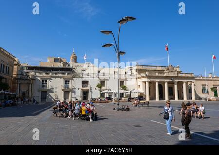 Menschen, die an der St George Square in Valletta, Malta Stockfoto