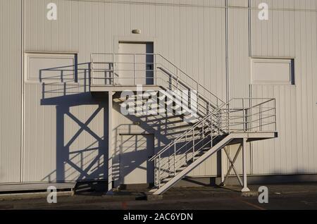 Notausgang verlassen Metall Treppe Stockfoto