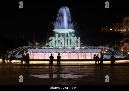 Triton Brunnen bei Nacht beleuchtet in Valletta, Malta, berühmten Wahrzeichen der Stadt und touristische Attraktion. Stockfoto