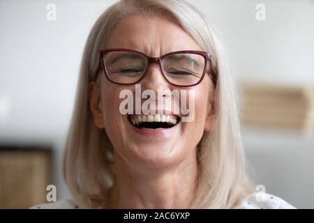 Close up Portrait von mittlerem Alter attraktive lachende Frau Stockfoto