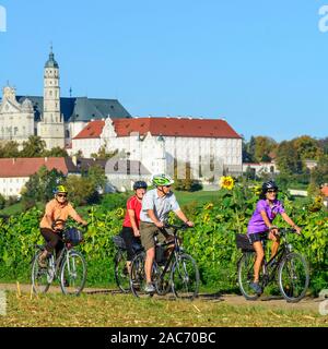 Senior Group, eine Radtour in der wunderschönen Natur im südlichen Deutschland Stockfoto