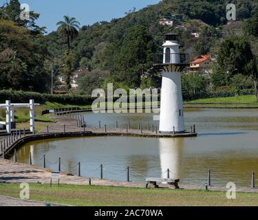 Petropolis, Brasilien - 10. September 2019: Gefälschte Leuchtturm oustide im Park des historischen Hotel und Museum Quitandinha in Petropolis, Rio de Janeiro, Stockfoto