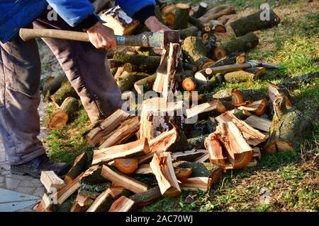 Detail auf eine Axt, Wie schneidet sie Protokolle von Holz in kleinere Stücke Stockfoto