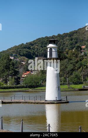 Petropolis, Brasilien - 10. September 2019: Gefälschte Leuchtturm oustide im Park des historischen Hotel und Museum Quitandinha in Petropolis, Rio de Janeiro, Stockfoto