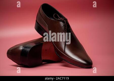 Braunes Leder elegante Schuh Paar für Mans, isoliert Produkt, Freizeitschuhe Stockfoto