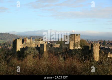 Ludlow Castle von whitcliffe Gemeinsame, Ludlow, Shropshire, England, UK gesehen. Stockfoto