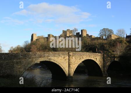 Dinham Brücke über den Fluss Haus mit Ludlow Castle im Hintergrund. Stockfoto