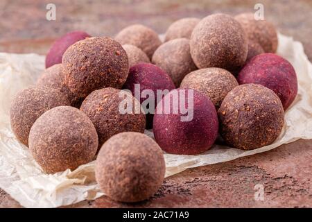 Nahaufnahme von hausgemachten Raw Vegan Kakao Energie Kugeln auf Handwerk Papier Stockfoto