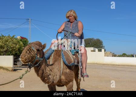 Sousse, Tunesien - 8 November 2019: Tourist auf einer Kamelkarawane in Sousse in Tunesien Stockfoto