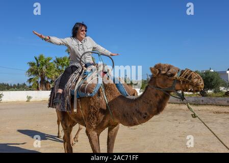 Sousse, Tunesien - 8 November 2019: Tourist auf einer Kamelkarawane in Sousse in Tunesien Stockfoto