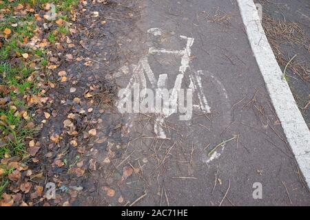 Dezember 2019 - Wenig verwendet, Fußweg und Radweg in der Somerset Village von Cheddar. Stockfoto