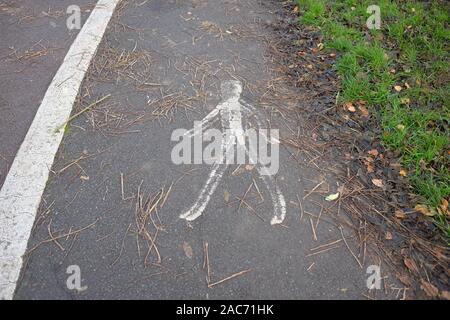 Dezember 2019 - Wenig verwendet, Fußweg und Radweg in der Somerset Village von Cheddar. Stockfoto