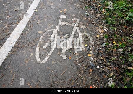 Dezember 2019 - Wenig verwendet, Fußweg und Radweg in der Somerset Village von Cheddar. Stockfoto