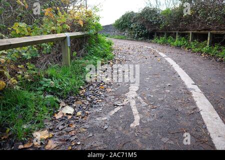 Dezember 2019 - Wenig verwendet, Fußweg und Radweg in der Somerset Village von Cheddar. Stockfoto