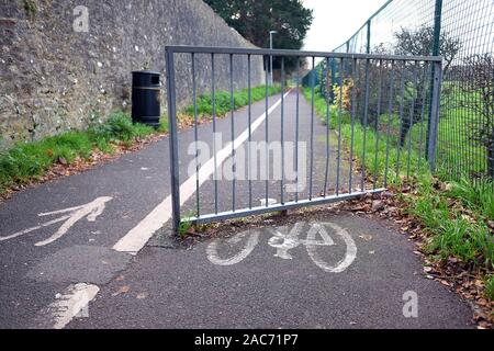 Dezember 2019 - Barriere teilweise blockieren ein wenig verwendet, Fußweg und Radweg in der Somerset Village von Cheddar. Stockfoto