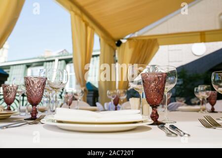 Für Bankett Restaurant Tisch mit Speisen, Snacks, Besteck, Wein und Wasser Gläser serviert. Stockfoto