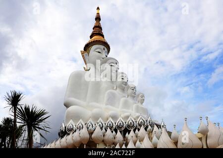 5 Buddha Statuen in Khao Kho, Petchabun leben, Thailand Stockfoto