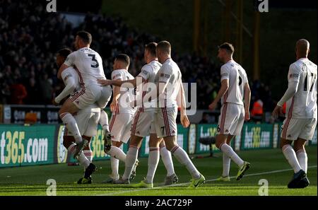 Von Sheffield United Lys Mousset (links) feiert ersten Ziel seiner Seite des Spiels mit Teamkollegen beim Premier League Spiel im Molineux, Wolverhampton zählen. Stockfoto