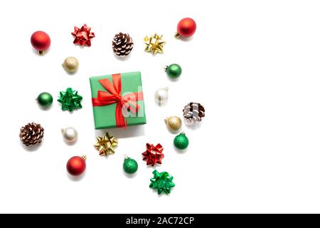 Weihnachten Zusammensetzung mit roten, grünen und goldenen Geschenk, Bälle, Bögen und Tannenzapfen isoliert auf weißem Stockfoto