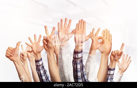 Zeile des Menschen Hände, die verschiedene Gesten Stockfoto