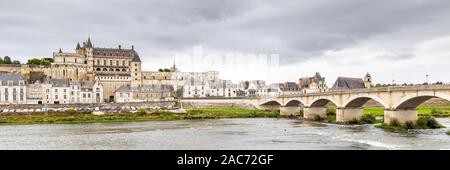 Stadtbild von Amboise an einem bewölkten regnerischen Herbst Tag iin Loiretal, Frankreich Stockfoto