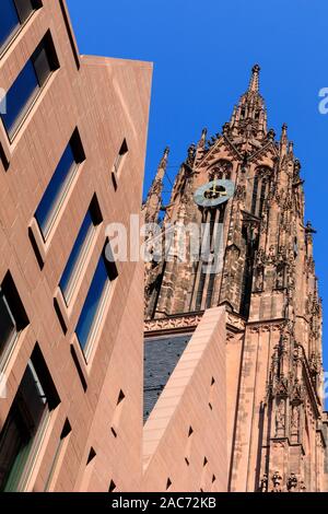 Kaiserdom St. Bartholomäus, Kaiserdom St. Bartholomäus, Kirchturm der Kuppel, niedrigen Winkel mit blauem Himmel, Frankfurt am Main, Deutschland Stockfoto