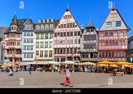 Historische Gebäude und Fassaden am Römerberg, ein historisches Erbe in der Altstadt und Reiseziel in Frankfurt am Main, Deutschland Stockfoto