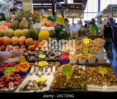 In der Kleinmarkthalle essen und Gourmet Market Hall Abschaltdruck Stockfoto