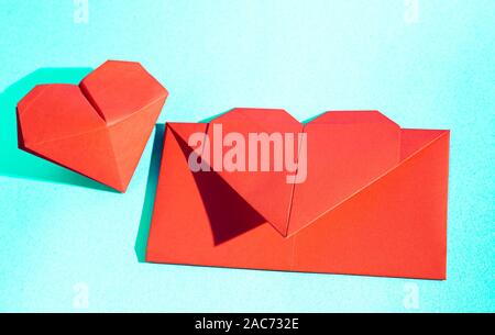 Handgefertigte Liebesbrief. Origami aus farbigem Papier. Bildagentur. Mit Liebe gemacht. Stockfoto
