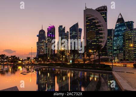 Skyline von Doha Katar kurz nach Sonnenuntergang Stockfoto