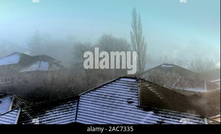 Glasgow, Schottland, Großbritannien. 1. Dez, 2019. UK Wetter: Kalt Dezember Wetter In der Nacht vom klaren Himmel sah einen dichten Eisnebel Schleier über die Stadt. Credit: Gerard Fähre / alamy Leben Nachrichten Stockfoto