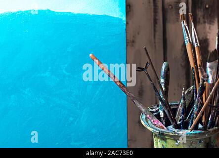 Art Pinsel in verschiedenen Größen. Künstler Pinsel mit farbe closeup auf künstlerischen Leinwand. Retro getönt. Selektive konzentrieren. Arbeitsbereich. art Studio. le Stockfoto