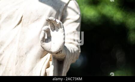 Statue von Buddha stehend in Meditation. Close up Hand der Statue Buddha. Buddhismus Konzept. Ruhe Idee. lifestyle Praxis in clamness Stockfoto